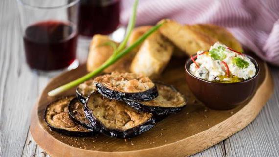 Вкусные и ароматные баклажаны с пастой из вяленых томатов и хрустящим лавашем