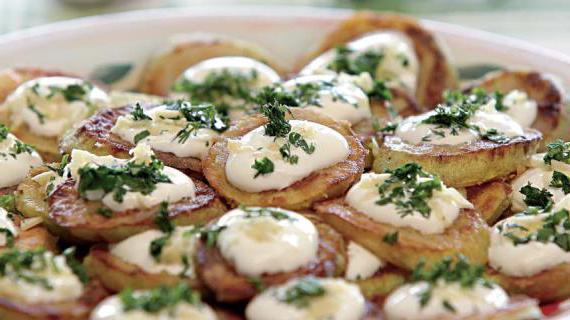 Вкусные жареные кабачки с ароматным чесночным соусом: идеальное летнее блюдо