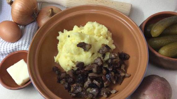 Ароматные жареные куриные желудки с воздушным картофельным пюре