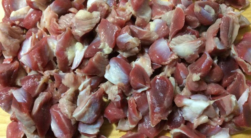 Тщательно промойте куриные желудки, удалите лишние прожилки и при необходимости нарежьте на более мелкие кусочки.