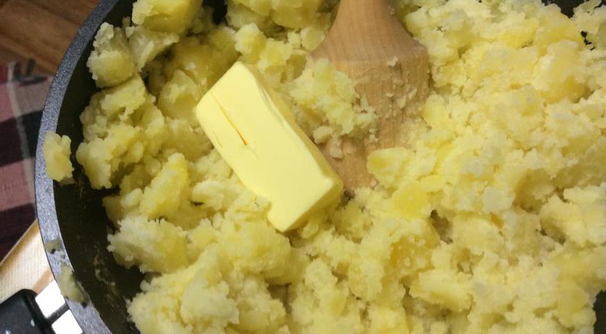 Добавьте к горячему картофелю сливочное масло, накройте крышкой и дайте маслу полностью растаять.