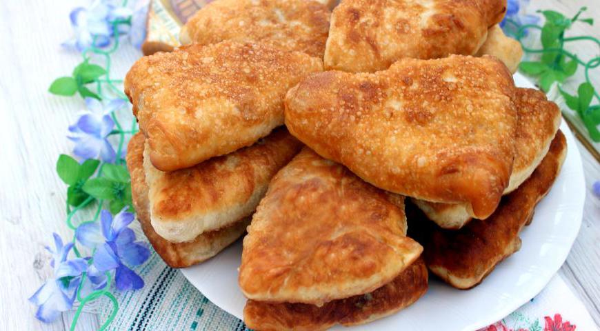 Подавайте пирожки горячими — они особенно вкусны сразу после жарки. Приятного аппетита и хорошего настроения!