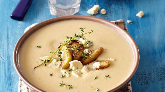 Вкусный и ароматный английский суп с яблоками и сыром стилтон