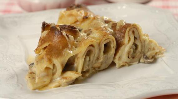 Вкусный и ароматный блинный пирог с грибной начинкой: пошаговый рецепт