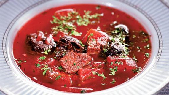 Ароматный борщ с черносливом и белыми грибами