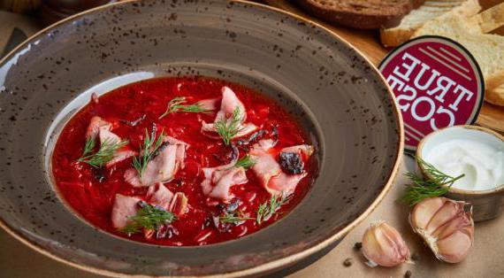 Ароматный борщ с копчёной уткой и черносливом — изысканный вкус традиций