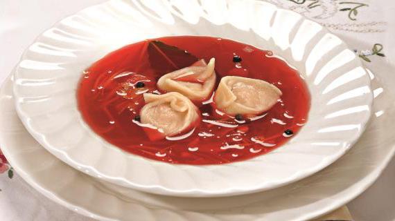 Ароматный борщ с мясными пельменями по домашнему рецепту