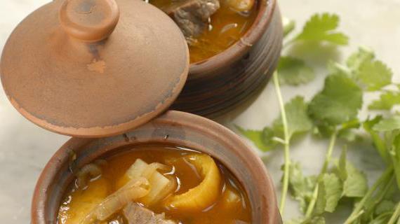Вкусный и ароматный бозбаш с черносливом, курагой и гранатовым соком — традиционное блюдо на каждый день