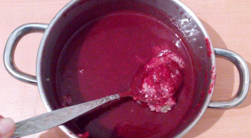 Добавлять чеснок в самом конце — дело вкуса. Учтите, что со временем его острота немного снижается, поэтому можно положить чуть больше, чем кажется необходимым сразу. К тому же, чеснок служит натуральным консервантом, как и лимонный сок.