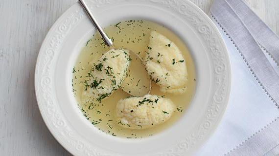 Ароматный бульон из цесарки с нежными яичными клецками