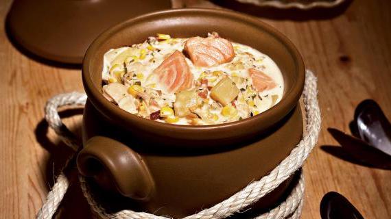 Ароматный Чаудер с Морскими Моллюсками, Кукурузой и Лососем