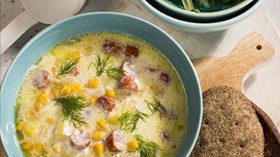 Ароматный чаудер с охотничьими колбасками, картофелем и сладкой кукурузой — согреет в любую погоду