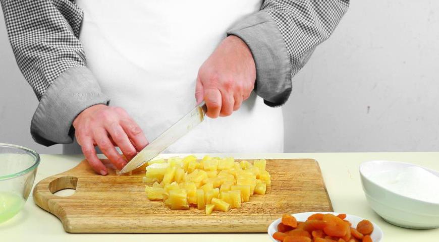 Нарежьте ананасы небольшими кусочками и слейте сироп. У вас должно получиться около 2/3 стакана жидкости для последующего использования.