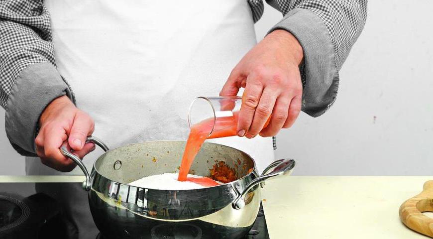 Добавьте в кастрюлю ананасовые кусочки, свежий грейпфрутовый сок и сахар. Перемешайте и доведите до кипения. Далее уменьшите огонь и варите на медленном огне примерно 1 час, часто помешивая, чтобы джем не пригорел. Готовый джем должен стать густым и блестящим. Горячим разлейте его по стерилизованным банкам и плотно закройте крышками.