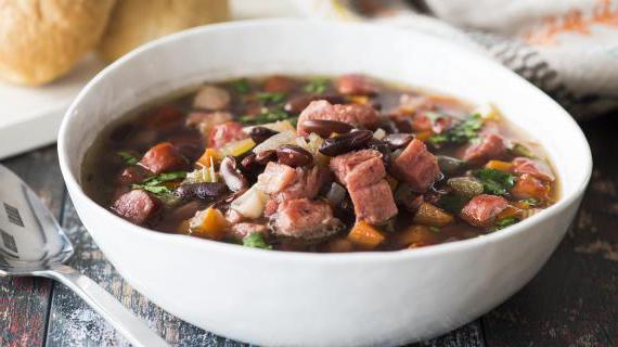 Ароматный фасолевый суп с копченой рулькой и колбасками