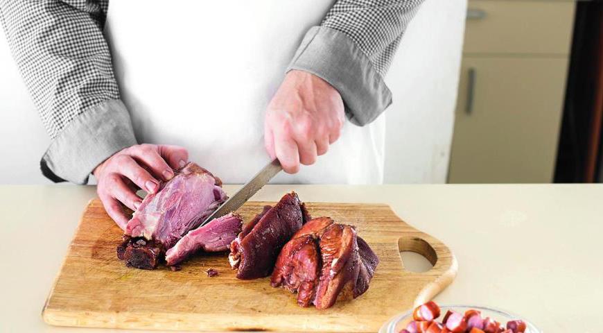 Нарежьте колбаски кружочками. Мясо с рульки отделите от кости, нарежьте его кубиками, а жир и кожу удалите. Розмарин мелко порубите.