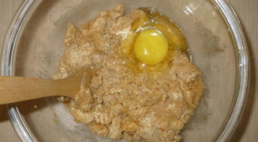 Смешайте размягчённое сливочное масло с коричневым сахаром до получения воздушной консистенции. Постепенно вбейте яйца одно за другим, продолжая взбивать.