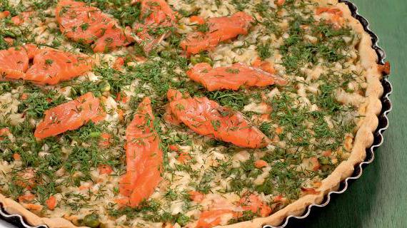 Вкусный французский киш с рисом, лососем и зеленым горошком — изысканный обед на каждый день