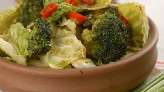 Ароматный гарнир из брокколи и молодой капусты — полезно и вкусно