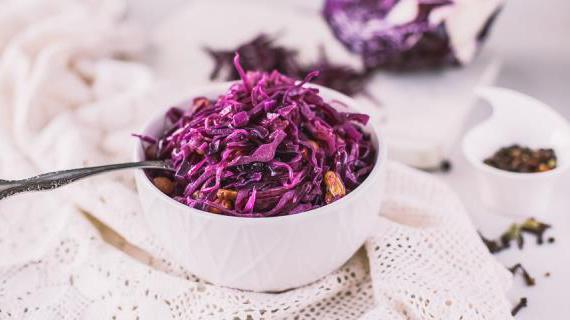 Ароматный гарнир из красной капусты с яблоками, изюмом и тмином