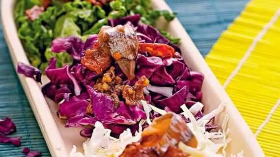 Ароматный горячий салат с краснокочанной, белокочанной и савойской капустой, поданный с анчоусами и беконом