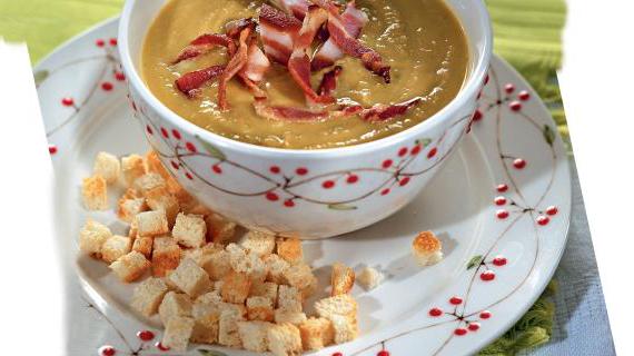 Ароматный гороховый суп с копчёной грудинкой и хрустящими гренками