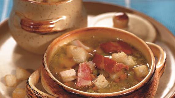 Ароматный гороховый суп с копчёной курицей и хрустящими гренками