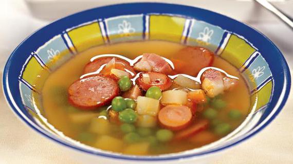 Ароматный гороховый суп с сосисками и хрустящими крутонами