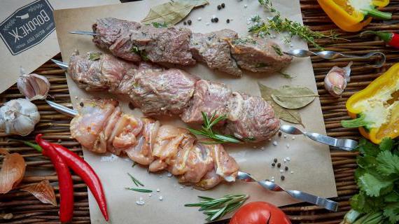 Ароматный говяжий шашлык с необычным чайным маринадом