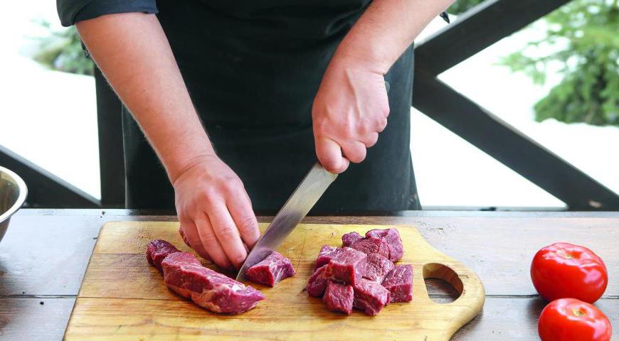 Обильно натрите все куски мяса солью и перцем, затем топленым маслом, аккуратно втирая его в мясо. Накройте и дайте мясу промариноваться от 30 до 60 минут.