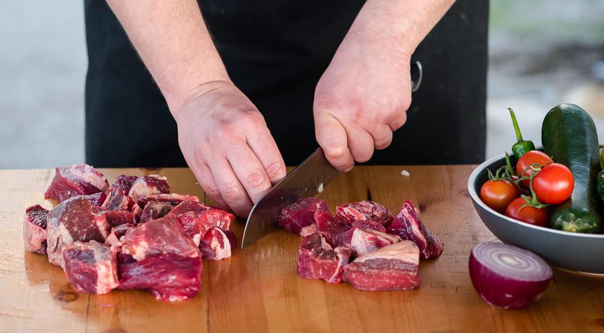 Нарежьте говядину кубиками среднего размера, чтобы мясо равномерно пропиталось маринадом.