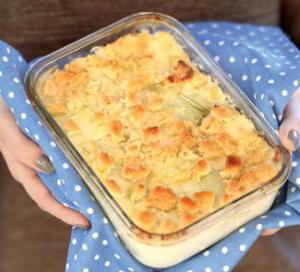 Ароматный гратен с молодым луком-пореем и овечьим сыром