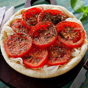 Вкусный греческий пирог с луком и помидорами, приготовленный в мультиварке