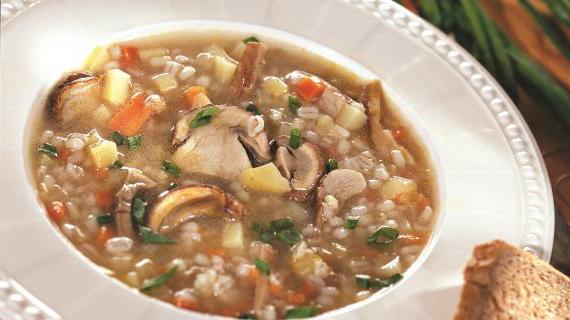 Ароматный грибной суп с перловкой и овощами