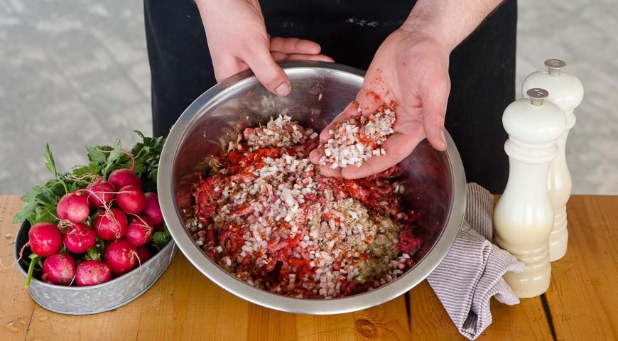 Для начала подготовьте фарш: пропустите через мясорубку курдючное сало вместе с луком. Мясо прокручивайте два раза: первый – только само мясо, второй – добавляя лук, курдючное сало и барбарис. Посолите, поперчите, добавьте взбитое яйцо и вымешивайте руками около 12 минут, чтобы фарш стал вязким и начал активно прилипать к рукам. Отправьте фарш в холодильник минимум на 35 минут.