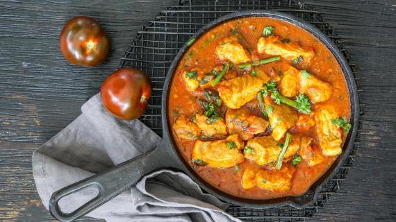 Вкусный и ароматный гуляш из свиной лопатки с помидорами и зеленой фасолью