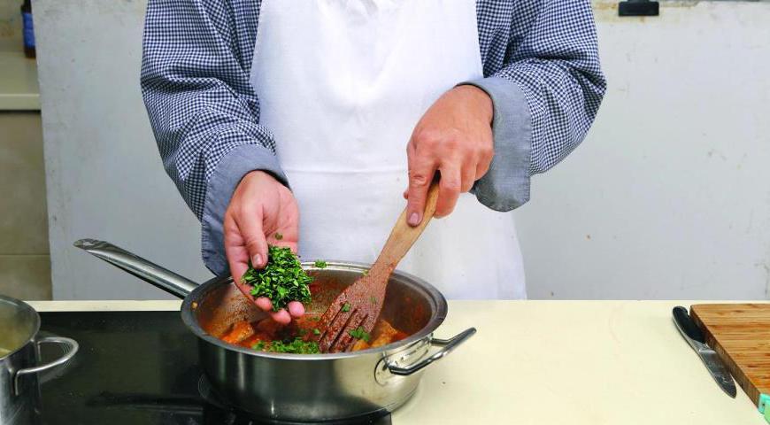 После окончания приготовления проверьте вкус, при необходимости подсолите и добавьте перец. Мелко порубите петрушку и посыпьте ею блюдо перед подачей. Гуляш можно подавать с рисом, картофельным пюре или хлебом.