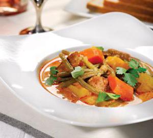 Ароматный гуляш с фасолью и овощами — сытное и питательное блюдо