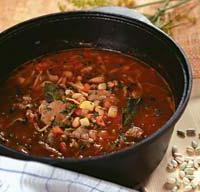 Ароматный густой овощной суп с мясом и фасолью