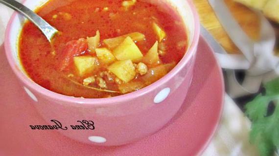 Ароматный густой томатный суп с мясным фаршем и экзотическими нотками