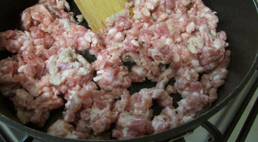 Фарш выкладываем на разогретую сухую сковороду и обжариваем до золотистой корочки.