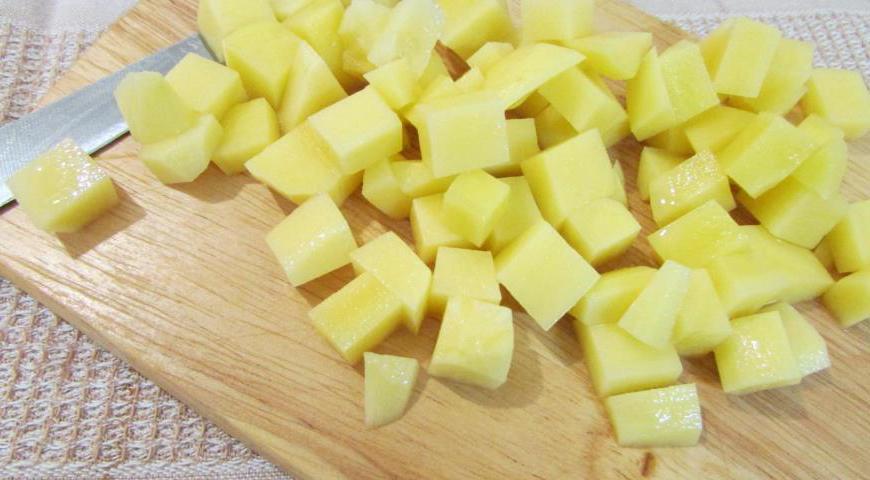 Картофель чистим, промываем и нарезаем небольшими кубиками.
