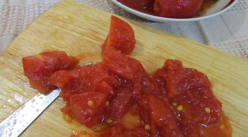 Помидоры из банки освобождаем от кожуры (можно бланшированием) и крупно нарезаем.