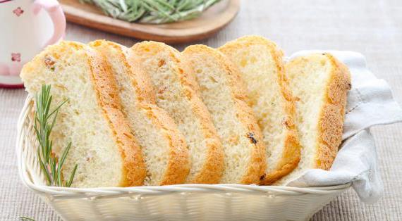 Вкусный хлеб с изюмом и розмарином для утреннего насыщения или перекуса