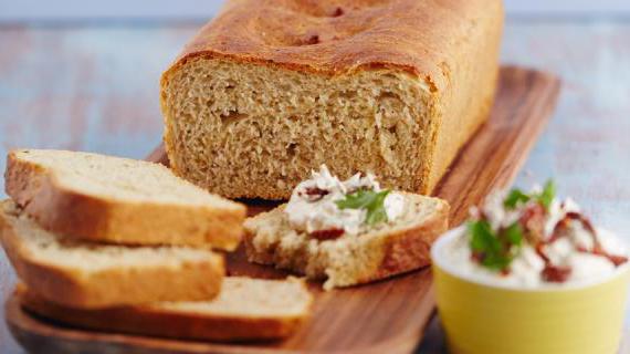 Ароматный хлеб с пастернаком, сыром и свежим шалфеем