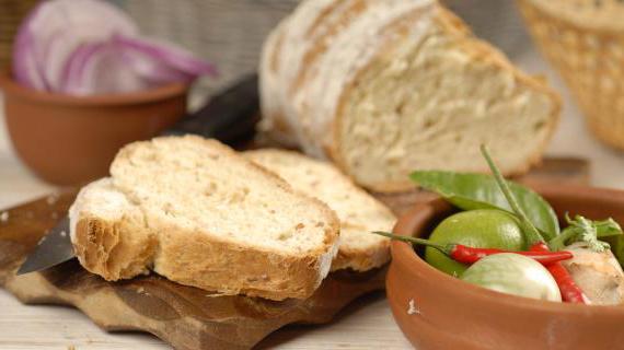 Ароматный хлеб с ветчиной, сыром и белым вином — вкусное угощение для семейного ужина