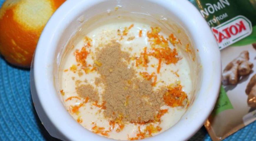 К желтковой смеси добавьте просеянную муку, кукурузный крахмал, цедру одного апельсина и 1 чайную ложку сухого имбиря. Перемешайте до однородности.