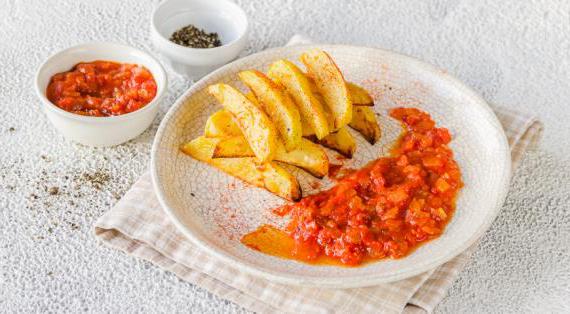 Ароматный испанский картофель с острым соусом
