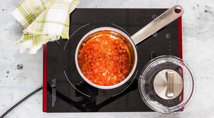 Добавьте чеснок, помидоры с соком, паприку, щепотку сахара и соль по вкусу. Тушите смесь под крышкой в течение 10 минут, чтобы соус настоялся и стал более насыщенным. Подавайте горячим, полив соусом запечённый картофель.