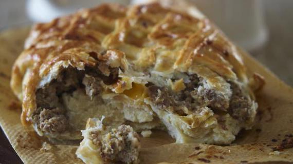 Ароматный испанский пирог с мясным фаршем и подкопченым сыром